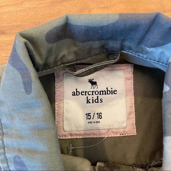 🍋 Abercrombie Kids • Unisex Long Sleeve Buttoned Green Camo Jacket - Picture 2 of 6